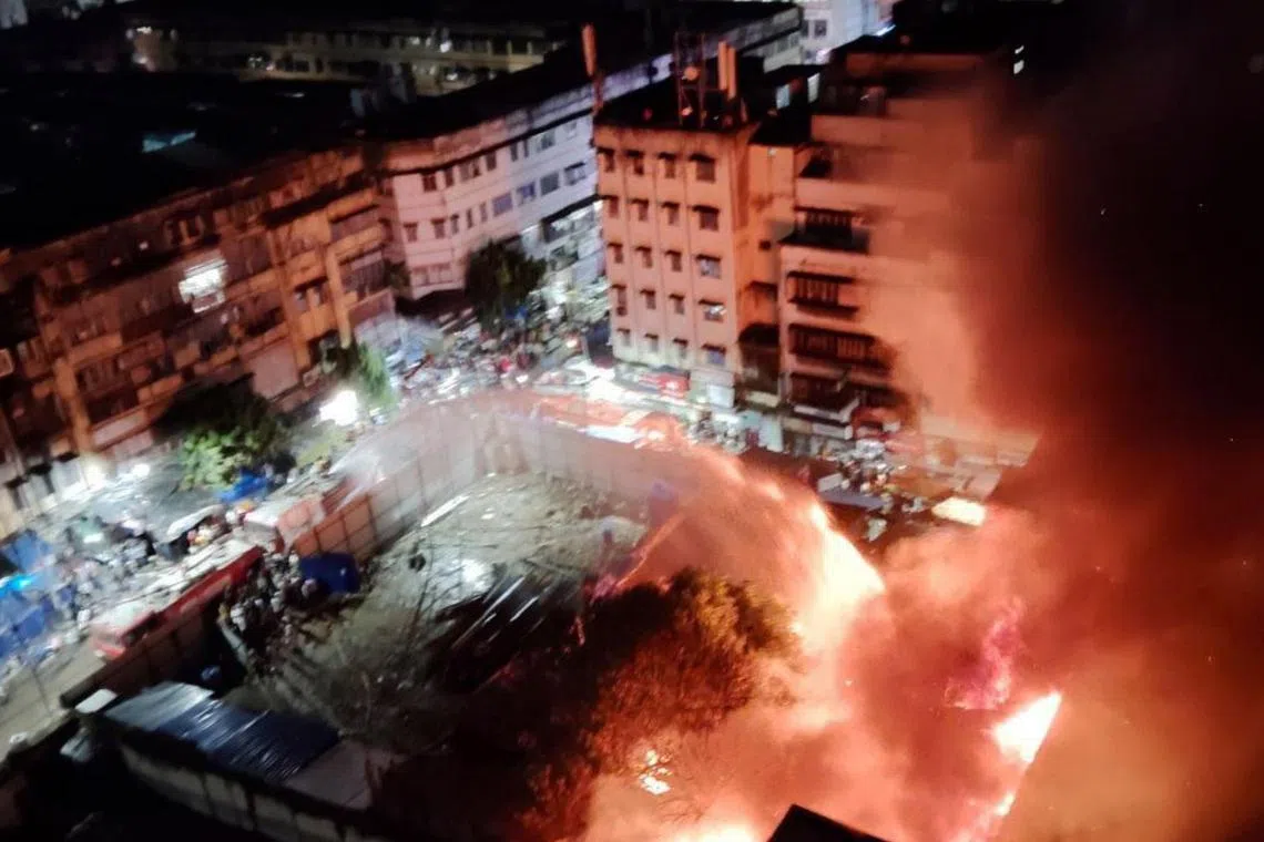 கோல்கத்தா தங்குவிடுதி தீ விபத்து: தமிழகத்தைச் சேர்ந்த மூவர் உட்பட 14 பேர் உயிரிழப்பு