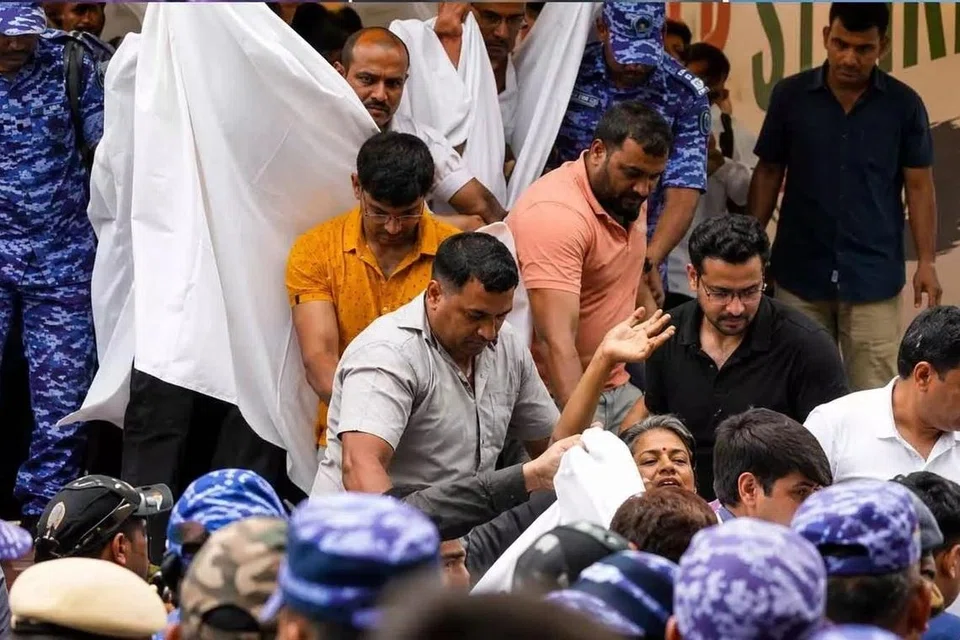 21 நாள்களாகத் தொடர்ந்து உண்ணாவிரதம் இருந்த சுற்றுச்சூழல் ஆர்வலர் சோனம் வாங்சுக் சனிக்கிழமை (ஜூலை 18) காலையில் டெல்லி காவல்துறையினரால் வலுக்கட்டாயமாக மருத்துவமனையில் அனுமதிக்கப்பட்டுள்ளார்.