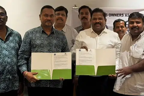 மலேசிய சுற்றுலா மற்றும் பயண முகவர்கள் சங்கமும் இந்தியாவின் அனைத்து சொகுசுப் பேருந்து உரிமையாளர்கள் சங்கமும் இணைந்து செயல்படும் வகையில் சென்னையில் வியாழக்கிழமை புரிந்துணர்வு ஒப்பந்தம் கையெழுத்தானது.