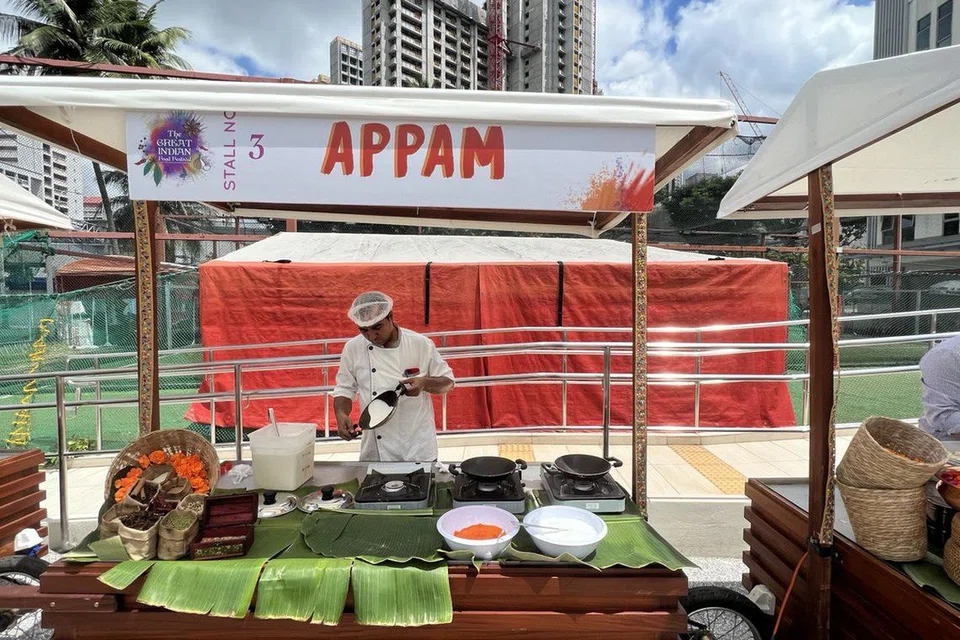 உணவுத் திருவிழாவிற்கு வருவோர்க்கு ஆப்பம் வழங்கவிருக்கும் தள்ளுவண்டி.