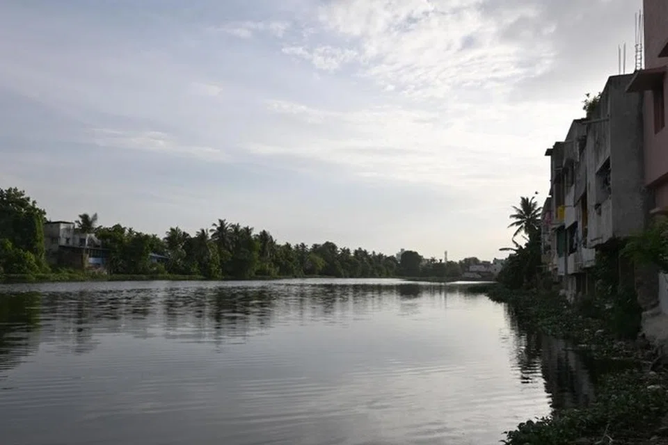 வேளச்சேரி ஏரியில் 962 ஆக்கிரமிப்பு வீடுகள், 54 வணிக பயன்பாட்டுக் கட்டடங்கள் அடையாளம் காணப்பட்டுள்ளன.