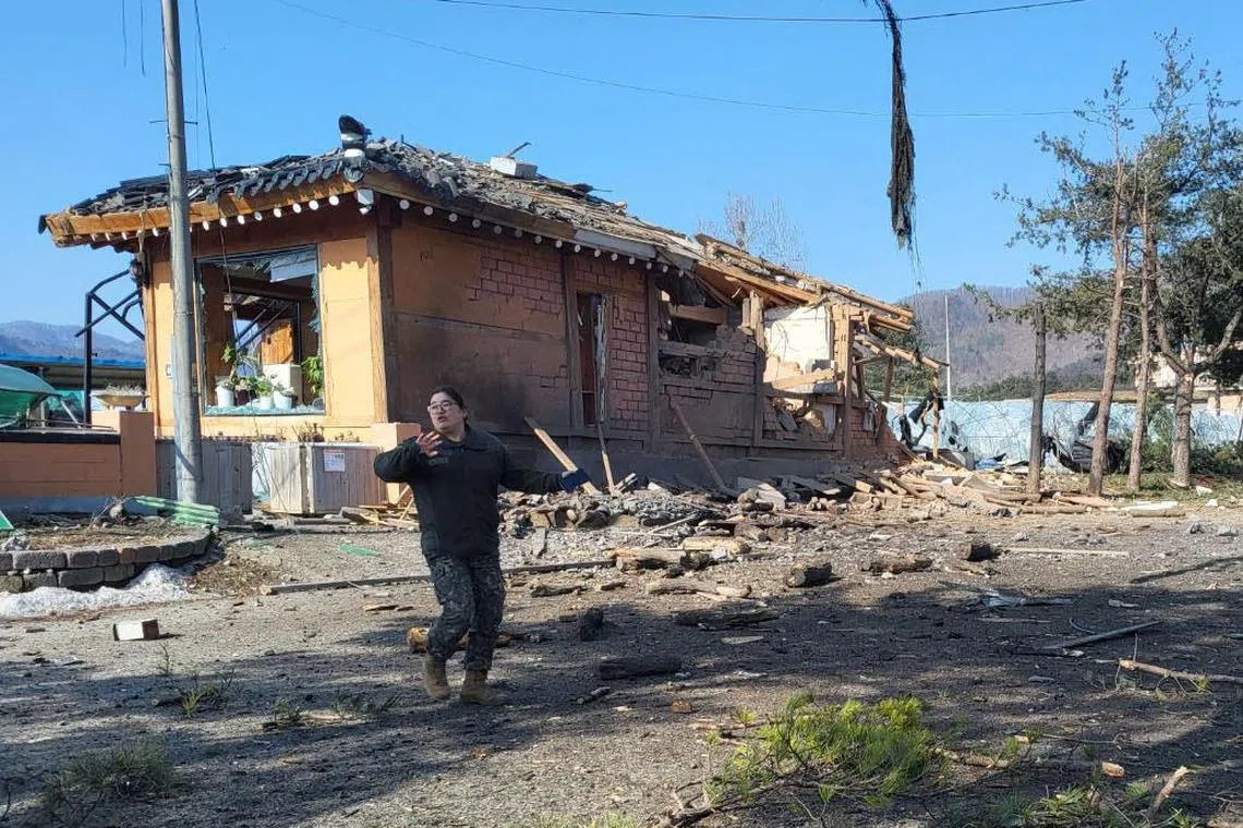 தவறுதலாகக் குண்டு மழை பொழிந்த போர் விமானம்; 15 பேர் காயம்