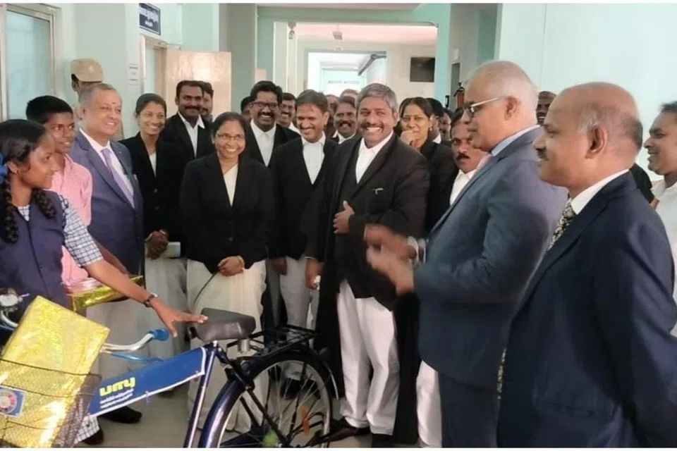 கள்ளக்குறிச்சியில் கள்ளச் சாராயம் குடித்து பெற்றோரை இழந்த சிறுவர்களுக்கு சைக்கிள், புத்தாடைகளை வழங்கிய சென்னை உயர் நீதிமன்ற நீதிபதிகள்.