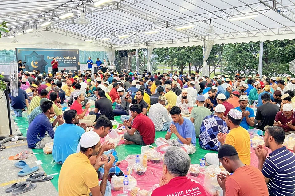 250 வெளிநாட்டு ஊழியர்களுக்காக மனிதவள அமைச்சின் ஏஸ் குழு, பல பங்காளிகளுடன் ஏற்பாடு செய்த நோன்பு துறப்பு நிகழ்ச்சி.