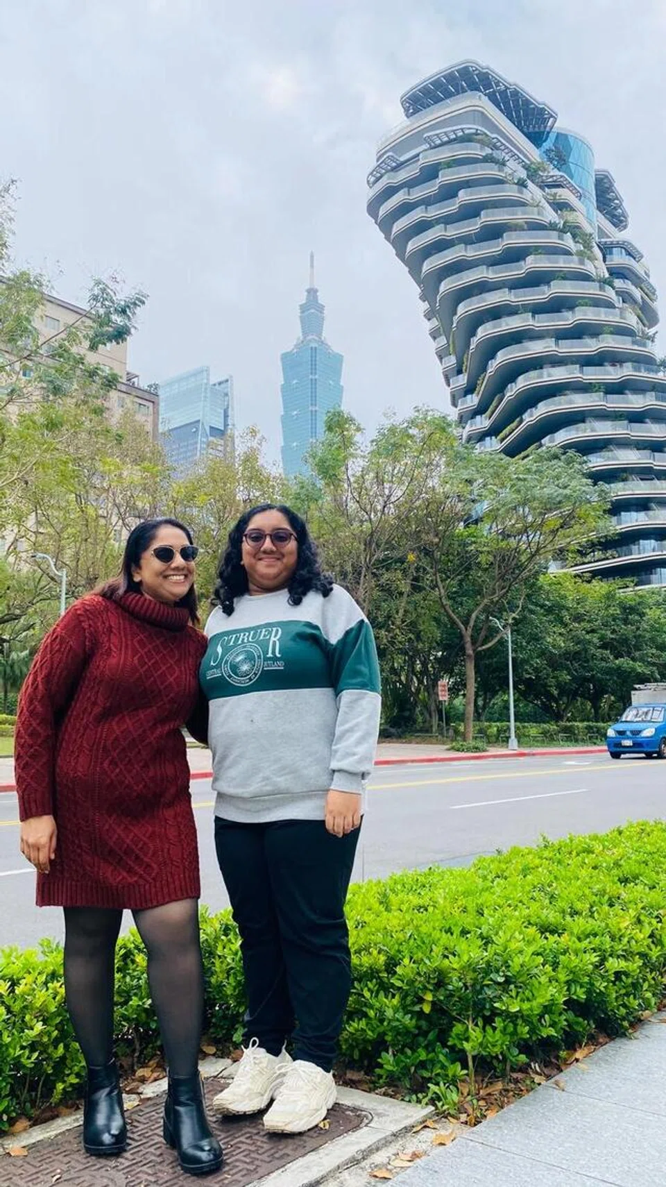 ஷார்லின் ஜான் சேரனும் அவரது தாயார் சந்தியா சண்மு௧மும்.