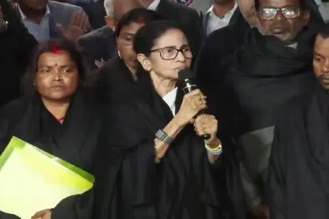 வழக்கு விசாரணைக்காக உச்ச நீதிமன்றத்திற்கு வந்த முதல்வர் மம்தா பானர்ஜி.
