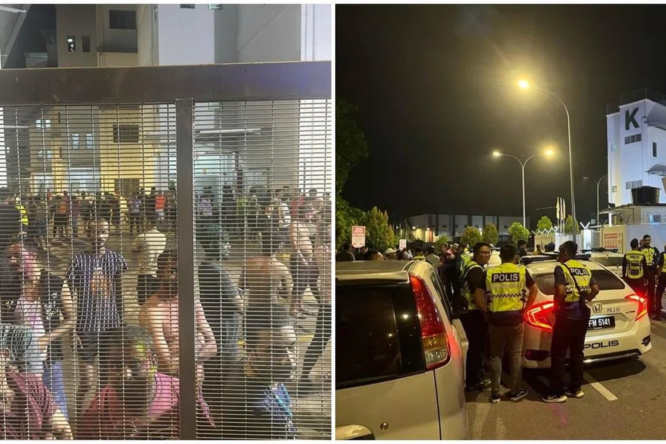 வெளிநாட்டு ஊழியர்கள் கிட்டத்தட்ட ஆயிரம் பேர் சாலையில் திரண்டதை அடுத்து, நிலைமையைக் கட்டுப்படுத்த காவல்துறையினர் குவிக்கப்பட்டனர்.