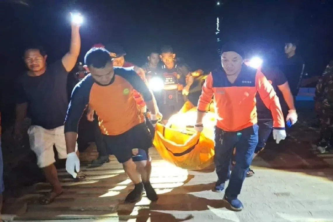 படகு கவிழ்ந்து எண்மர் மரணம்