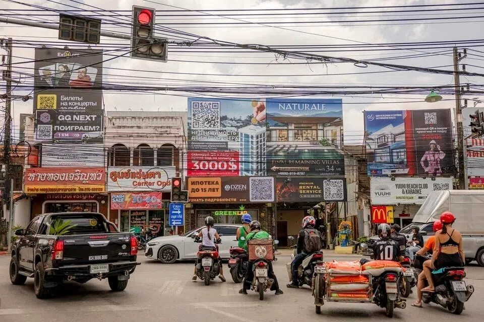 சாலைத் தடுப்புகள்மீது வாகனம் மோதல்; தாய்லாந்தில் சிங்கப்பூரர்மீது குற்றச்சாட்டு