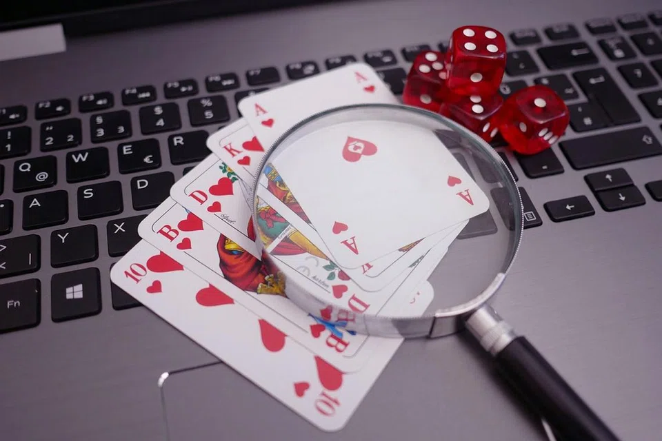 நள்ளிரவு முதல் அதிகாலை 5 மணிவரை இணைய விளையாட்டுகளில் பயனர்களை அனுமதிக்கக்கூடாது என உத்தரவிடப்பட்டுள்ளது.