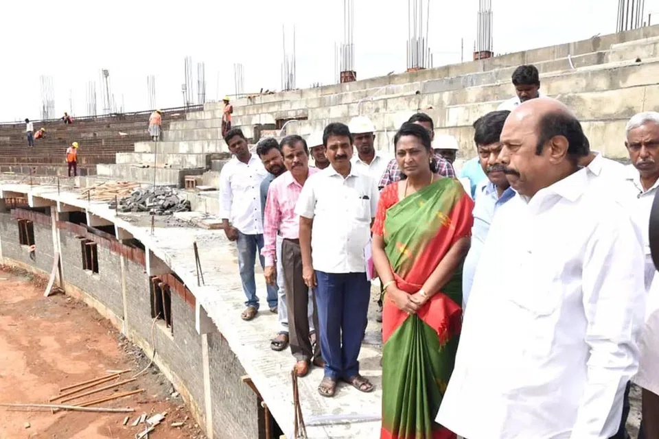 கட்டுமானப் பணிகளைப் பார்வையிடும் தமிழகப் பொதுப்பணித்துறை அமைச்சர் எ.வ.வேலு. 