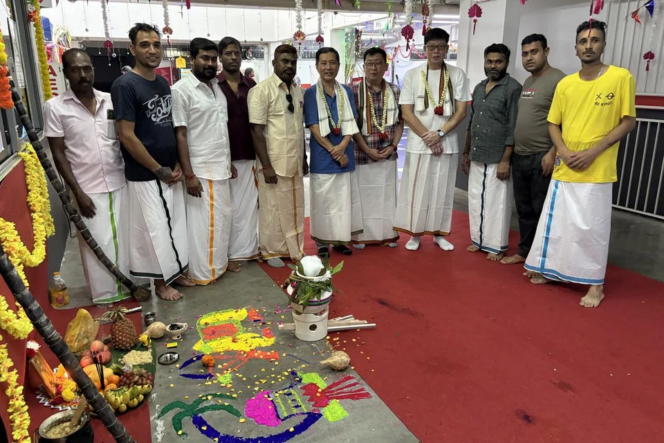 தைத்திருநாளான பொங்கலை முன்னிட்டு வெஸ்ட்லைட் உட்லண்ட்ஸ் தங்குவிடுதியில் செவ்வாய்க்கிழமை (ஜனவரி 14) மாலை பொங்கல் கொண்டாட்டங்கள் நடைபெற்றன.