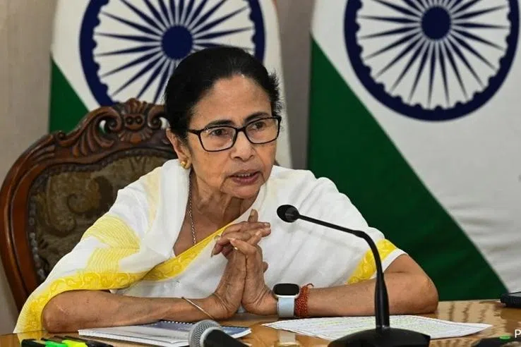 உச்ச நீதிமன்றத்தில் மக்களுக்காக வாதாடுவேன்: மம்தா 