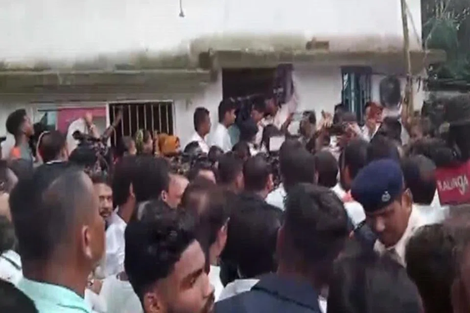 இறுதிச் சடங்கிற்காக மாணவியின் உடல் செவ்வாய்க்கிழமை (ஜூலை 15) காலை கொண்டுவரப்பட்டபோது ஏராளமான பொதுமக்கள் அங்கு திரண்டிருந்தனர்.