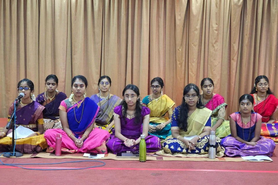 திருவெம்பாவை விழாவில் திருவெம்பாவையைப் பாடி விளக்கம் தரும் பாவையர்கள்