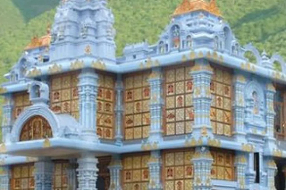 வெடிகுண்டு மிரட்டல் விடுக்கப்பட்டதால் இஸ்கான் கோவிலுக்கு பாதுகாப்பு பலப்படுத்தப்பட்டுள்ளது.