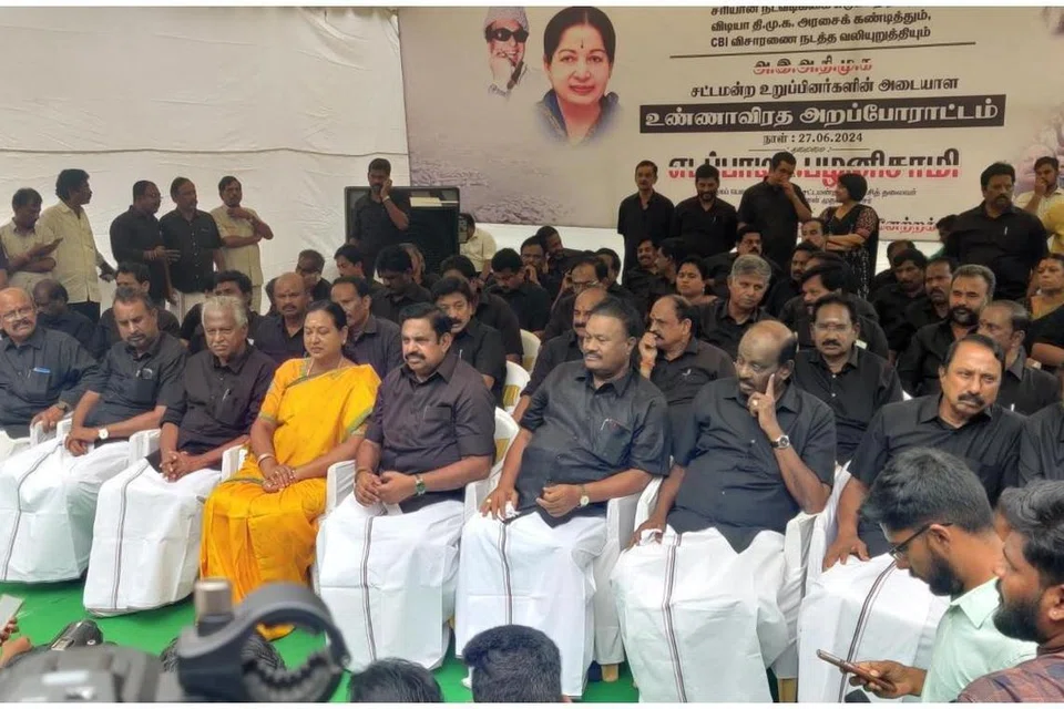 கள்ளச் சாராய மரணங்கள் குறித்து சரியான நடவடிக்கை எடுக்கத் தவறிய திமுக அரசைக் கண்டித்து, அதிமுக சார்பில் சென்னை எழும்பூரில் வியாழக்கிழமை நடைபெற்ற உண்ணாவிரதப் போராட்டத்தில் தேமுதிக பொதுச் செயலாளர் பிரேமலதா விஜயகாந்த்தும் நேரில் கலந்துகொண்டு ஆதரவு தெரிவித்தார்.
