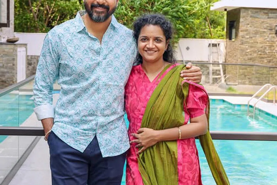 தமது மனைவி ஆர்த்தியுடன் எஸ்கே.