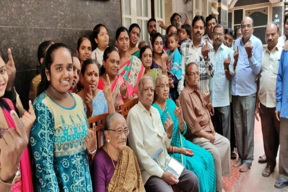 99 உறுப்பினர்களைக் கொண்ட ‘பாதாம்’ குடும்பத்தினரில் சிலர்.  