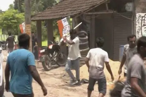 முர்ஷிதாபாத் மாவட்டத்தில் ஆளும் திரிணாமூல் காங்கிரஸ் கட்சியினருக்கும் ஆம் ஜனதா உன்னாயன் கட்சியினருக்கும் இடையே மோதல் மூண்டது.