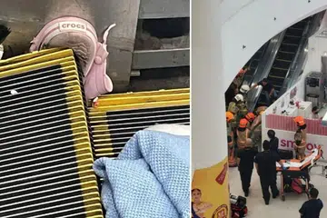 சிறுமி இரண்டாவது மாடியிலிருந்து முதல் மாடிக்குச் சென்றுகொண்டிருந்தபோது மின்படிக்கட்டில் அவரது வலது கால் சிக்கிக்கொண்டது.