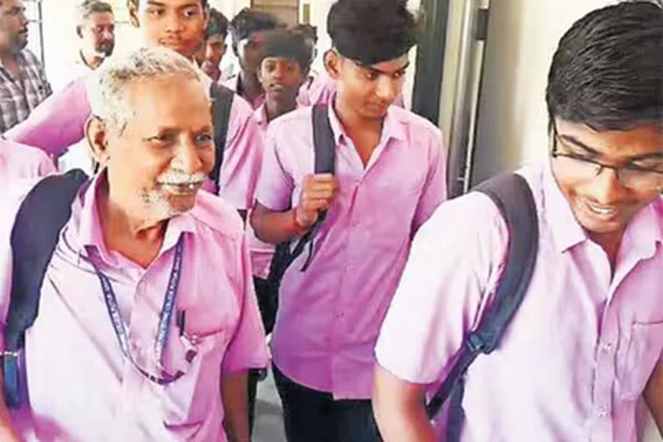 சக மாணவர்களுடன் செல்வமணி.