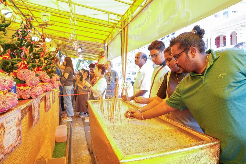 விசாக தினத்தன்று பல்வேறு பக்தர்கள் அதிகாலையிலேயே ஆலயங்களுக்குச் சென்று வழிபட்டனர்.