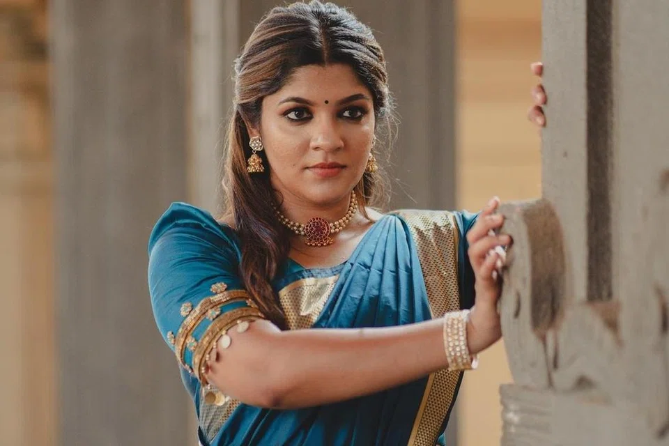 நடிகை அபர்ணா பாலமுரளி. 