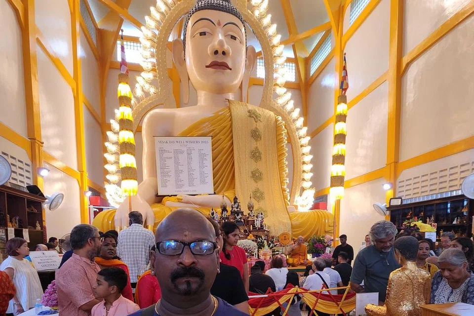 ரேஸ் கோர்ஸ் சாலையில் அமைந்துள்ள சாக்கியமுனி புத்தகயா ஆலயத்திற்கு நாற்பது ஆண்டுகளுக்கும் மேலாக  தவறாது வருகைதரும் திரு வீராசாமி ரவி.