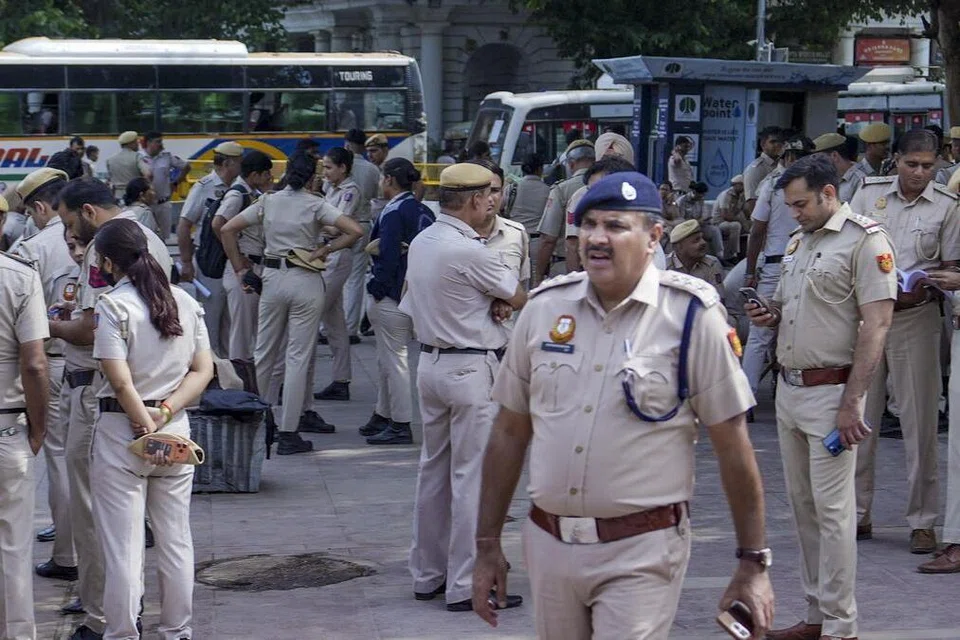 புதுடெல்லியின் கன்னாட் பிளேஸ் பகுதியில், வெள்ளிக்கிழமை (அக்டோபர் 16)  காக்ரோச் ஜனதா கட்சியின் பேரணி நடத்தத் திட்டமிட்டுள்ளதால் பாதுகாப்புப் பணியில் ஈடுபடத் தயார் நிலையில் திரண்டுள்ள காவல்துறையினர். )
