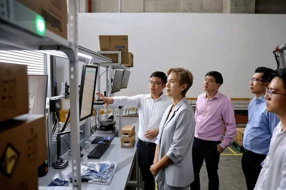 2,000 சிங்கப்பூர் நிறுவனங்களுக்கு ஏஐ தொழில்நுட்பத்தைப் பயன்படுத்த நிதியுதவி 