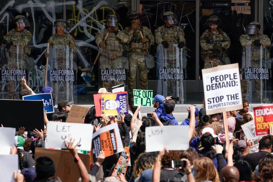 லாஸ் ஏஞ்சலிஸ் ஆர்ப்பாட்டம்; போர் வீரர்களைக் கள்மிறக்கிய டிரம்ப்