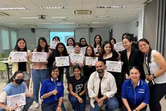 மின்னிலக்கத் திறன் பயிலரங்கில் பங்கேற்றதற்கான சான்றிதழ்களைப் பெற்ற பெண்களுடன் பயிலரங்கை வழங்கிய ரோட்டரி கிளப் சிங்கப்பூர், ‘ஃபிளட்டர்ஃபுளோ’ குழுவினர்.