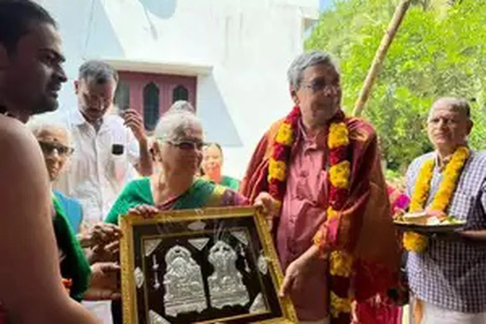 தமிழக கிராமத்தில் கோவில் கட்டியுள்ளார் சுதா மூர்த்தி.