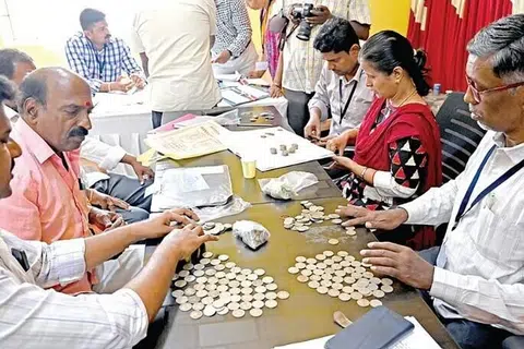 ரூ.10 ஆயிரத்தை சில்லறையாக அதிகாரிகளிடம் வழங்கிய வேட்பாளர். அவர் கொடுத்த ரூ.2, ரூ.10, ரூ.20 சில்லறைக் குவியலைக் கண்டு அதிகாரிகள் திகைத்துப் போயினர்.