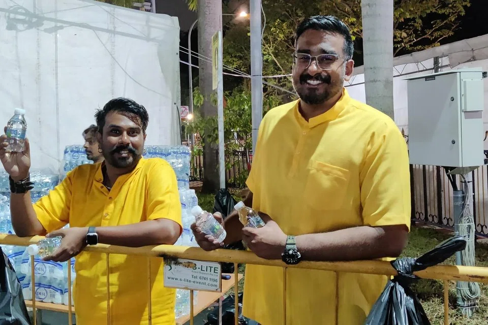 தண்ணீர்ப் பந்தலில் உதவிய நார்த்லேண்ட் தொடக்கப்பள்ளி ஆசிரியர்கள் சரவணகுமார் (வலம்), திவியன்.