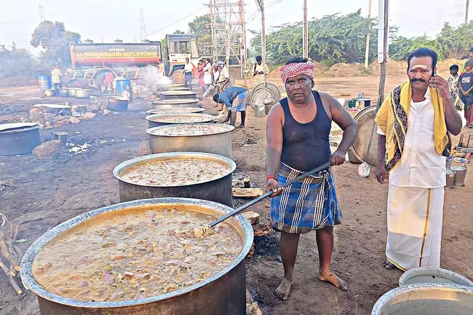 அண்டாக்களில் தயாராகும் கறிக்குழம்பு.
