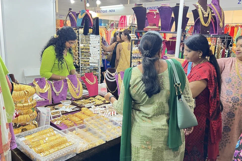 நகைகள், அணிகலன்களைக் கண்டு ரசிக்கும் வாடிக்கையாளர்கள்.