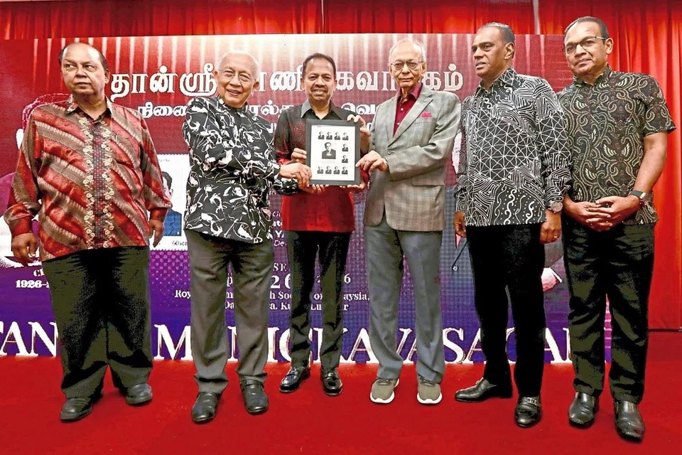 மலேசியாவின் மதிப்புக்குரிய அரசியல், சமூகத்தலைவராகத் திகழந்த வி.மாணிக்கவாசகத்தின் நூற்றாண்டு விழாவை முன்னிட்டு அவர் முகம் பொறித்த அஞ்சல்தலை ஞாயிற்றுக்கிழமை (செப்டம்பர் 27) வெளியிடப்பட்டது.  அஞ்சல்தலையை மஇகா தலைவர் எஸ்.ஏ. விக்னேஸ்வரன்,  டாக்டர் ராய்ஸ் யாத்திம் (இடமிருந்து இரண்டாமவர்) வெளியிட மாணிக்கவாசகத்தின் புதல்வர் ரமணி (வலமிருந்து மூன்றாமவர்) பெற்றுக்கொண்டார்.