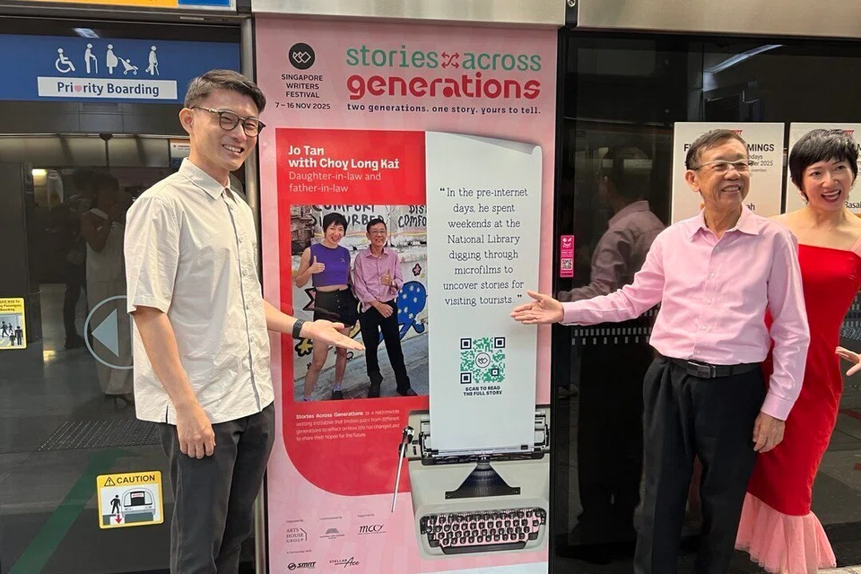 பிராஸ் பாசா பெருவிரைவு ரயில் நிலையத்தில் உள்ள நடைமேடைத் திரைக் கதவில் இருக்கும் கதையை பகிர்ந்துகொண்டவர்களுடன் நிற்கும் கலாசார, சமூக, இளையர்துறை, போக்குவரத்து, துணை அமைச்சர் பே யாம் கெங்.