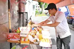 டிசம்பர் 11ஆம் தேதி கடையின் பின்புறத்தில் அமைக்கப்பட்டிருந்த தற்காலிக இடத்தில் திருவாட்டி டாவோவுக்கு பலர் பூங்கொத்துகளை வைத்து, மெழுகுவத்தி ஏற்றி அஞ்சலி செலுத்தினர்.