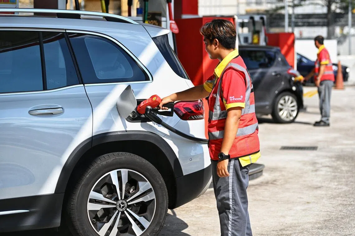 மத்திய கிழக்குப் பூசலால் சிங்கப்பூரில் எண்ணெய் விலைகள் ஏற்றம்