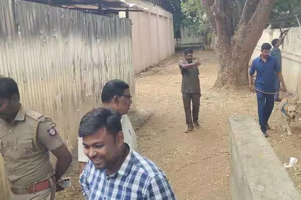 பள்ளி வளாகத்தில் வெடிகுண்டு நிபுணர்கள், மோப்ப நாய்கள் உதவியுடன் சோதனை நடத்தப்பட்டது.