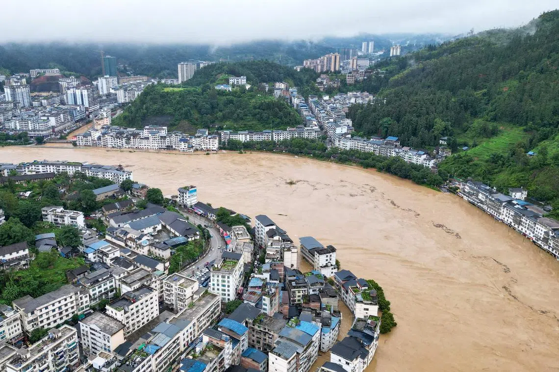 சீனாவில் கடும் வெள்ளம்: 80,000 வீட்டைவிட்டு வெளியேற்றம் 