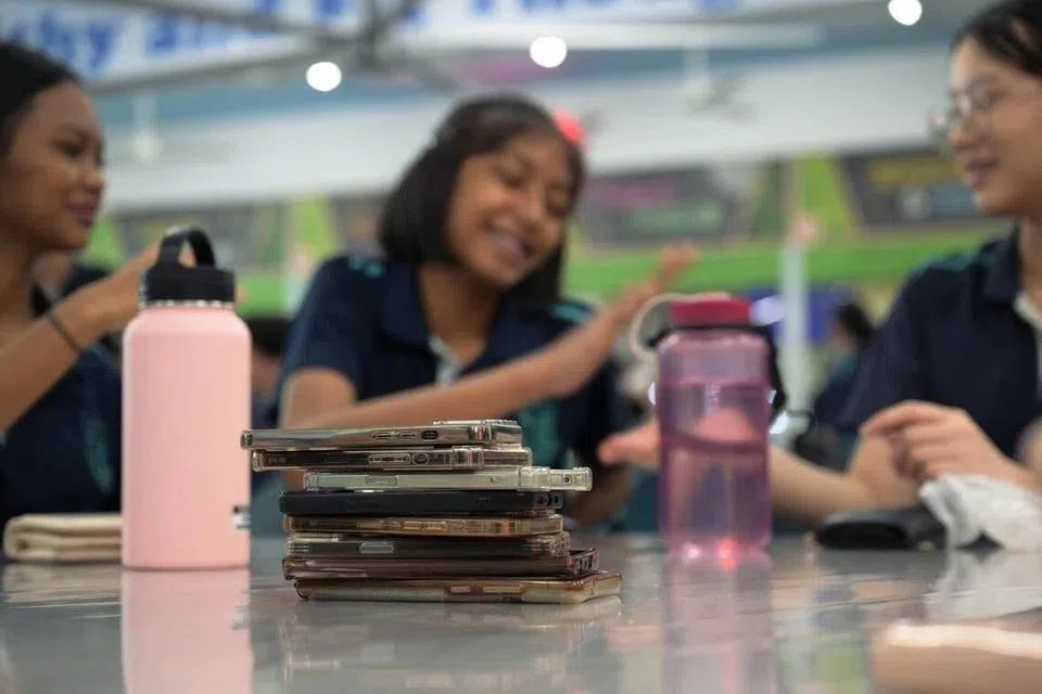 மாணவர்கள் கைப்பேசி வைத்திருக்கத் தேவையில்லை: துணையமைச்சர் ஜாஸ்மின் லாவ்