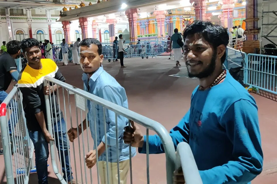 தன் நிறுவனத்தைச் சார்ந்த சக தொண்டூழியர்களுடன் அடைக்கலம் தினேஷ் (வலம்).