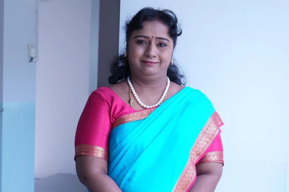 நல்லாசிரியர் விருதைத் தொடக்கப்பள்ளிப் பிரிவில் பெற்ற திருவாட்டி பு.கயல்விழி, 41.