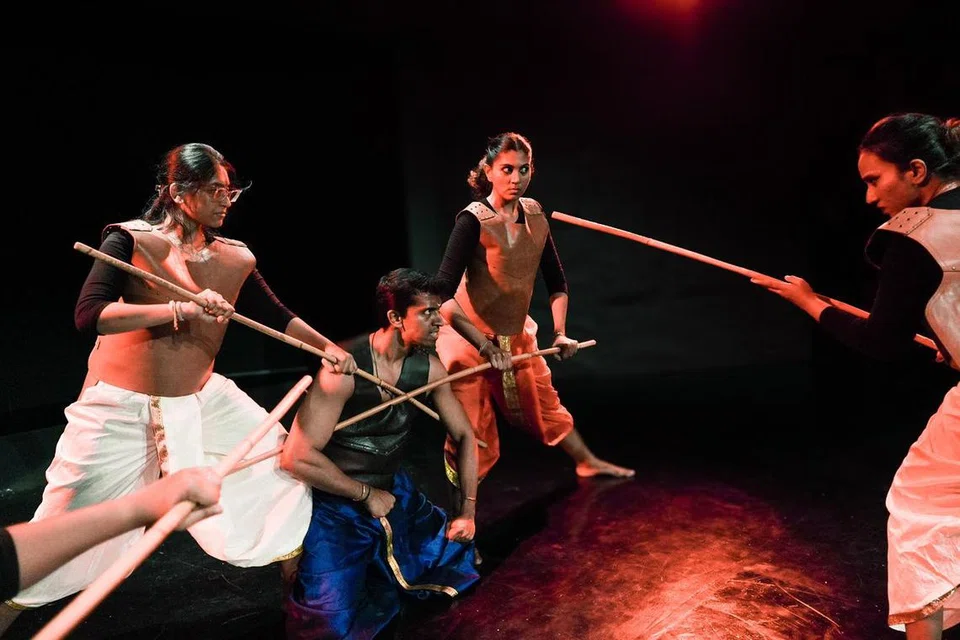 இந்நாடகத்தின் சண்டைக் காட்சிகள் தத்ரூபமாக இருந்தன.
