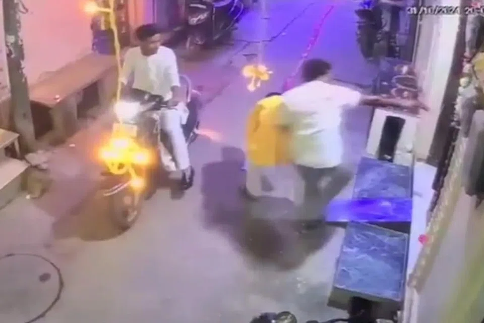 மகன் வெளியே மத்தாப்பு கொளுத்திக்கொண்டிருக்க, வீட்டிற்குள்ளிருந்த தந்தையைக் கூலிப்படையினர் சுட்டுக்கொன்றனர்.
