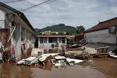 சீனாவின் தலைநகர் பெய்ஜிங்கில் கரை புரண்ட வெள்ளம்.